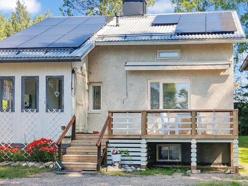 uma casa com painéis solares no telhado em Holiday Home Leponiemi by Interhome em Saarijärvi