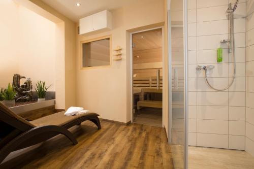 瓦爾達赫陶的住宿－瓦爾德赫塔爾酒店，带淋浴、长凳和淋浴间的浴室