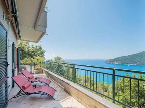 een balkon met 2 stoelen en uitzicht op het water bij Apartment Lambrusca by Interhome in Moneglia