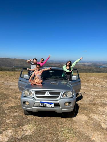 a group of people sitting in the back of a car at Nosso Recanto Pérola in Capitólio