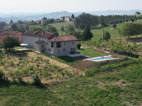 een huis in een wijngaard met een zwembad bij Apartment Cascina MonteRosa-1 by Interhome in Costigliole dʼAsti