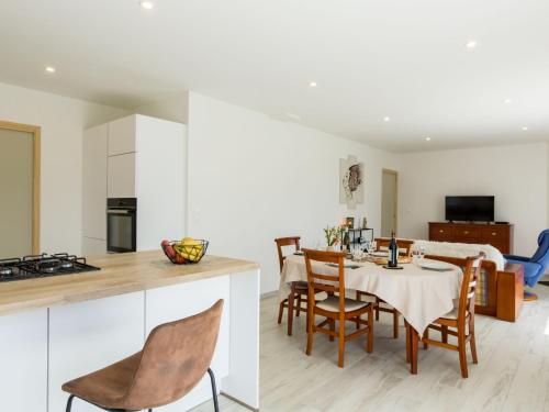 Dapur atau dapur kecil di Holiday Home Kervennou by Interhome