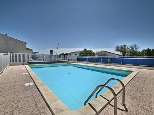 - une piscine avec un banc et une chaise dans l'établissement Apartment Horizon by Interhome, à Saint-Pierre-dʼOléron