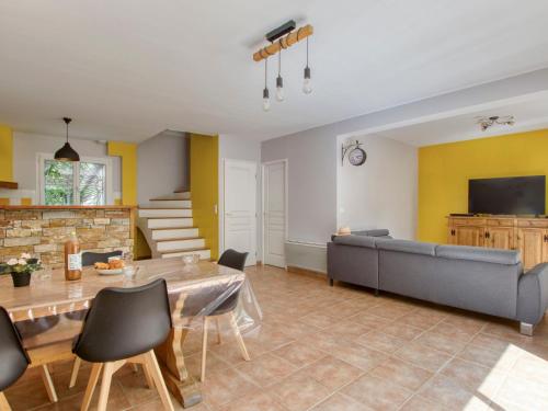 un salon avec un canapé et une table dans l'établissement Holiday Home Tauroentum by Interhome, à Saint-Cyr-sur-Mer