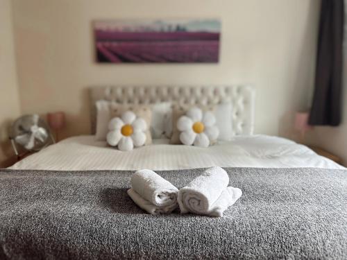 a bedroom with two towels on a bed at Canary Wharf - Luxury Apartments in London