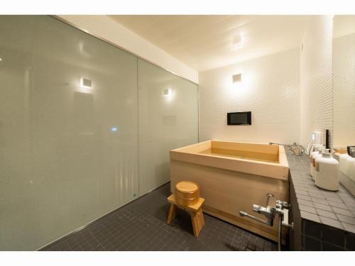 a bathroom with a tub and a toilet in it at Roppongi Hotel S in Tokyo