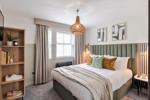 sypialnia z dużym łóżkiem i oknem w obiekcie Southwark Serviced Apartments I Your Apartment w Londynie