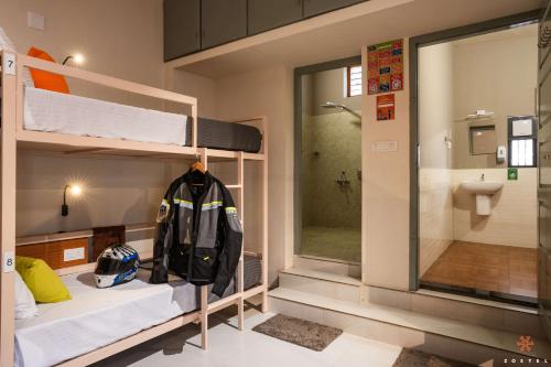 um quarto com 2 beliches e um WC em Zostel Kochi (Ernakulam) em Ernakulam