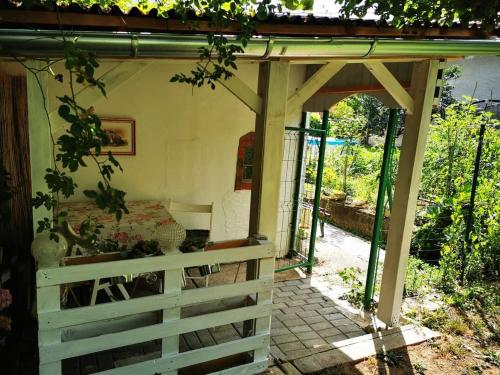 une terrasse couverte d'une maison avec une clôture dans l'établissement Perníková chalúpka, à Bojnice