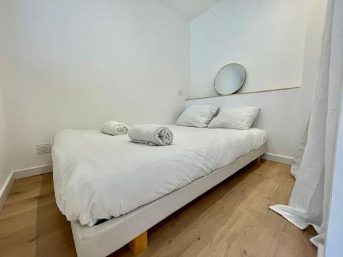 Tempat tidur dalam kamar di Le Ponant N°20 - Centre ville/Tout confort/Parking