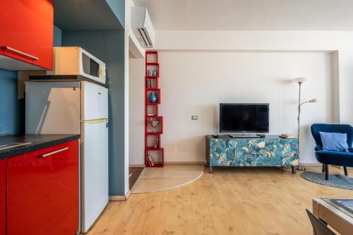 利沃諾的住宿－Waves Paradise Home，带冰箱的厨房和电视。