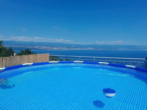 een zwembad met uitzicht op de oceaan bij Apartment Tami with Swimming pool in Lovran