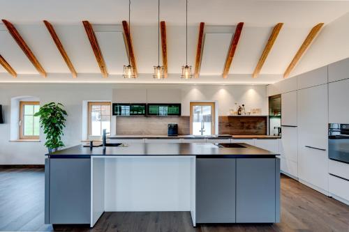 Køkken eller tekøkken på außergewöhnliches loft in ehemaligem stallgebäude