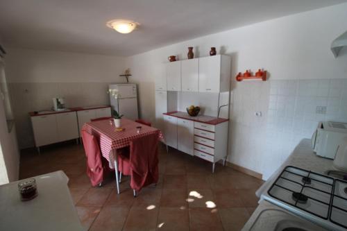 una pequeña cocina con mesa y nevera en Apartment for 4 person in Liznjan,Istrien,Kroatien en Ližnjan