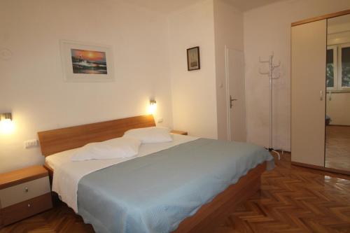 1 dormitorio con 1 cama grande y puerta corredera de cristal en Apartment for 4 person in Liznjan,Istrien,Kroatien en Ližnjan