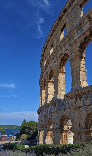 Sunny Aura Beach Apartment - spacious and bright, with parking