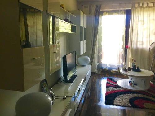 una sala de estar con TV en un mostrador blanco en Ruhige Wohnung Nähe Wörthersee, en Klagenfurt