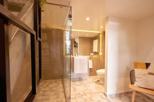 a bathroom with a shower and a toilet at AmazINN Places Boutique Casa Arias in Panama City