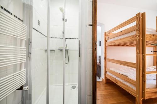 een slaapkamer met een douche en een stapelbed bij Au Rêve Savoyard 5 in Morillon
