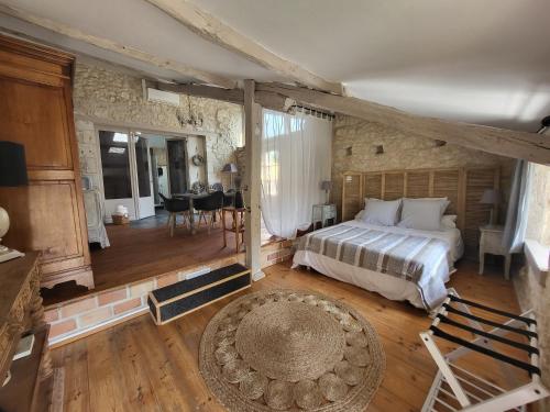 une grande chambre avec un lit et un salon dans l'établissement Le Hameau Saint-Julien, à Engayrac