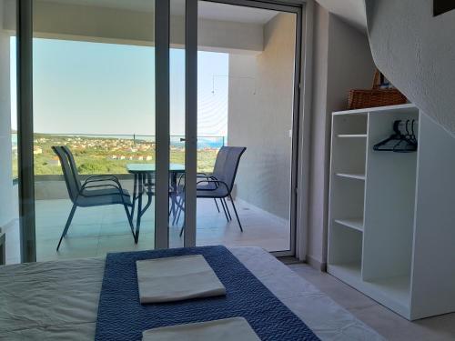 um quarto com uma cama, uma mesa e cadeiras em STO LOFO Apartments Kalyvia-Limenaria Thassos em Limenaria