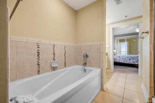 uma casa de banho com uma banheira branca num quarto em Ocean Front Grand Panama 2 BD 2 BA Unit 1006, Spectacular Amenities em Panama City Beach