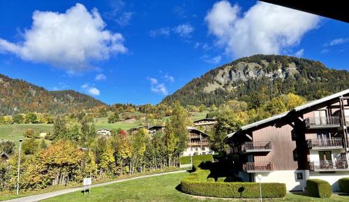 a resort with a mountain in the background at Studio avec balcon amenage a Praz sur Arly in Praz-sur-Arly