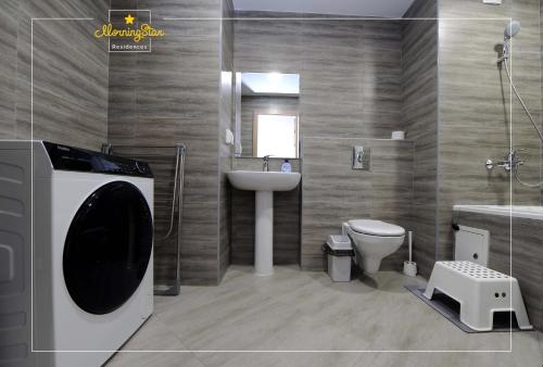 een badkamer met een wastafel, een toilet en een wastafel bij Morning Star Residences Ulaanbaatar in Ulaanbaatar