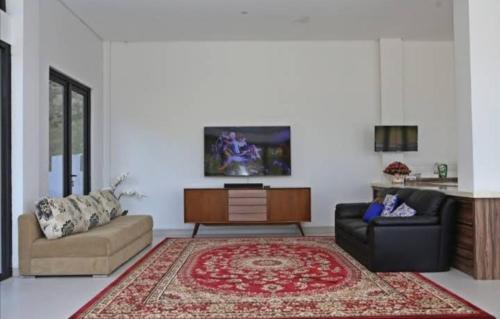 茂物的住宿－Homstay harian pak.anwar，带沙发和电视的客厅