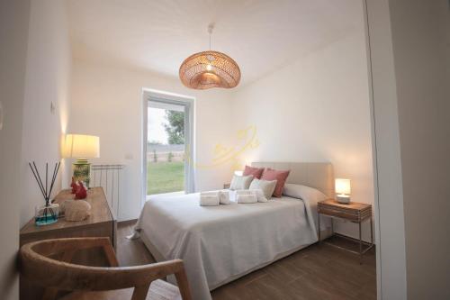 een slaapkamer met een bed, een tafel en een raam bij TD Villa Patrizia Pool & Alfresco Kitchen in Monopoli