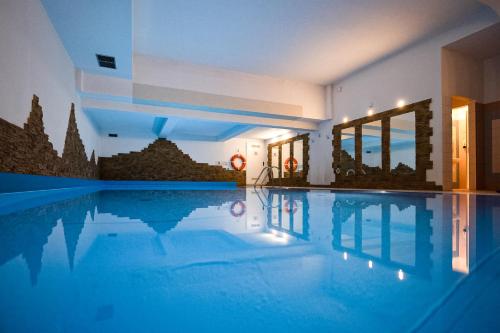 una piscina con acqua blu in una casa di VisitZakopane - Radowid Loft Spa Apartment a Zakopane