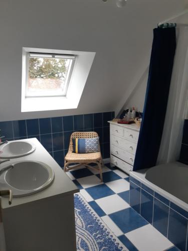 bagno con lavandino, vasca e finestra di Chambre d'hôte cosy & zen a Saint-Jean-la-Poterie