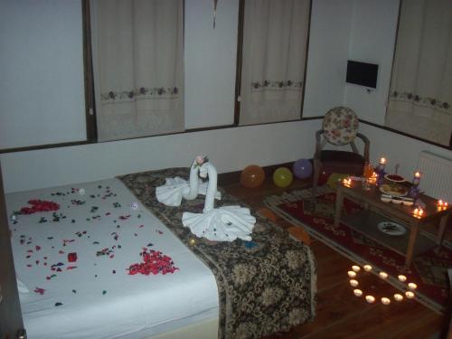 a room with a bride and groom sitting on a bed at Kadıoğlu Konağı in Kastamonu