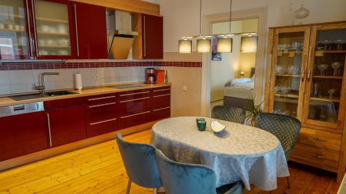 eine Küche mit einem Tisch mit Stühlen und einem Waschbecken in der Unterkunft Ferienwohnung Bubikat in Borkum