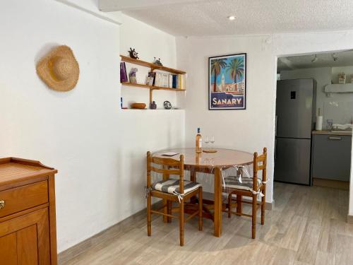 uma cozinha e sala de jantar com mesa e cadeiras em Maisonnette à Portissol, plages et Port à pieds! em Sanary-sur-Mer