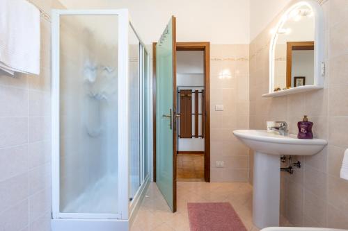 een badkamer met douche en wastafel bij CASA LOMBARDI in Malcesine