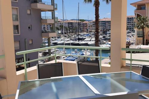 Duplex Port Frejus 5’ plage et commerces