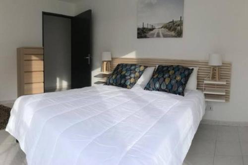 Postel nebo postele na pokoji v ubytování Duplex Port Frejus 5’ plage et commerces