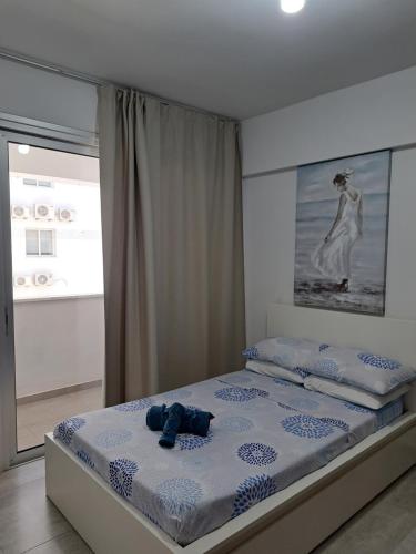 ein Schlafzimmer mit einem Bett mit einem Teddybär drauf in der Unterkunft Albert's apartment St Lazarus 402 B - First Floor in Larnaka