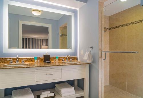 y baño con lavabo y ducha. en Hyatt Regency Clearwater Beach Resort & Spa, en Clearwater Beach