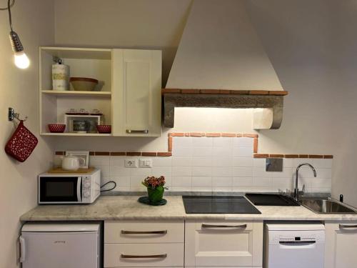 Кухня или мини-кухня в BorgoDeGreci Apartments
