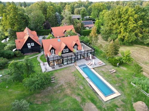 eine Luftansicht eines Hauses mit Pool in der Unterkunft NaturApartments & Spa in Burg