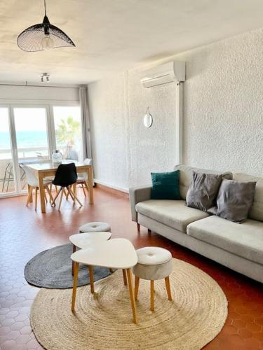 un salon avec un canapé et une table dans l'établissement ROSEVA - T2 vue mer - climatisation, à Canet
