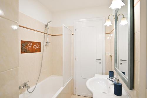 uma casa de banho branca com um chuveiro e um lavatório. em Residenza IL COLLE em Subiaco