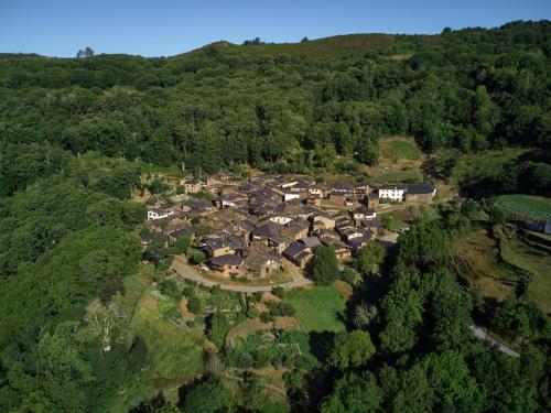 una vista aérea de un pueblo en medio de un bosque en Lar da cima, en Folgoso