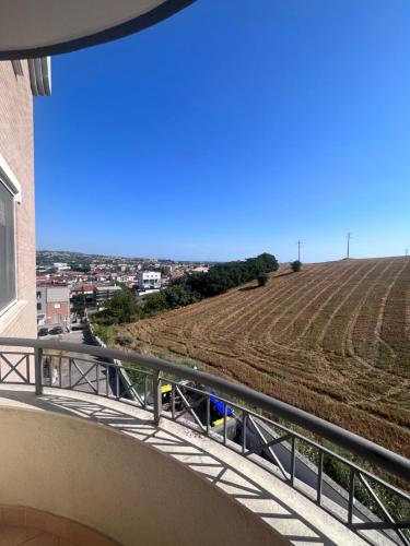 uitzicht op een veld vanaf het balkon van een gebouw bij Vacanze vista mare in Montesilvano