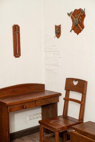 a desk and a chair and a clock on a wall at ЕДБУРГ Готельно-ресторанний комплекс in Nizhnedneprovsk