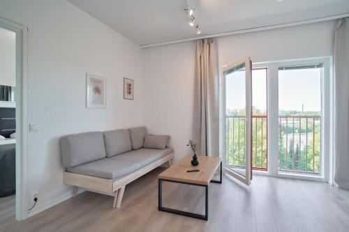 uma sala de estar com um sofá e uma mesa de centro em Norden Homes 2-Bedroom Apartment em Turku