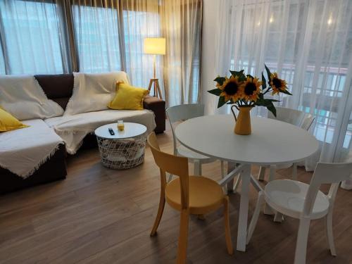 sala de estar con mesa blanca y sofá blanco en Cullera Mar, en Cullera