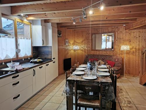 レ・キャローズ・ダラッシュにあるDemi-Chalet l'Ancolie -- Prox pistesのキッチン、ダイニングルーム(テーブル、椅子付)
